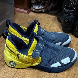 Jordan Trunner LX Michigan wolverines Athletic Shoes in Navy and Yellow